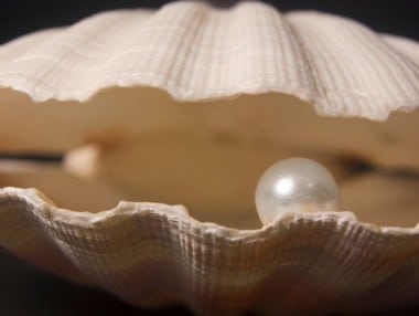 How do pearls form