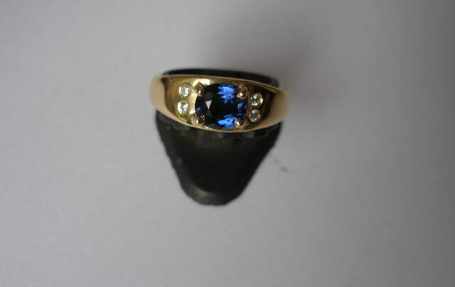 Colour-Change Sapphire Ring